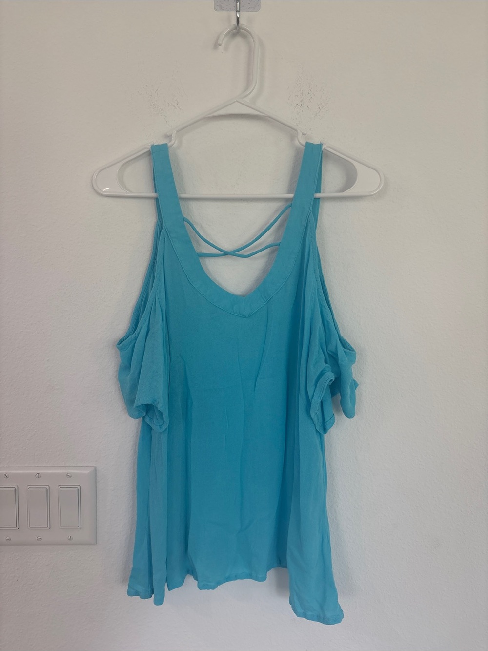 VENUS Aqua Cold-Shoulder Top